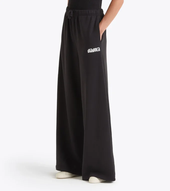 L. Pants Flare Athl. Logo Trackpants with a relaxed fit