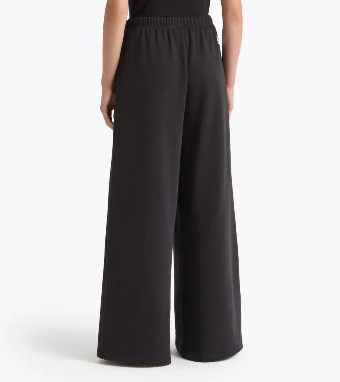 L. Pants Flare Athl. Logo Trackpants with a relaxed fit