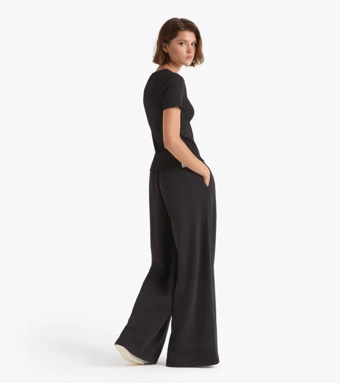 L. Pants Flare Athl. Logo Trackpants with a relaxed fit