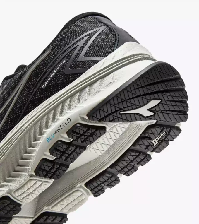 Mythos Blushield 10 Vortice Hip Running shoe with reflective details – Cushioning and protection