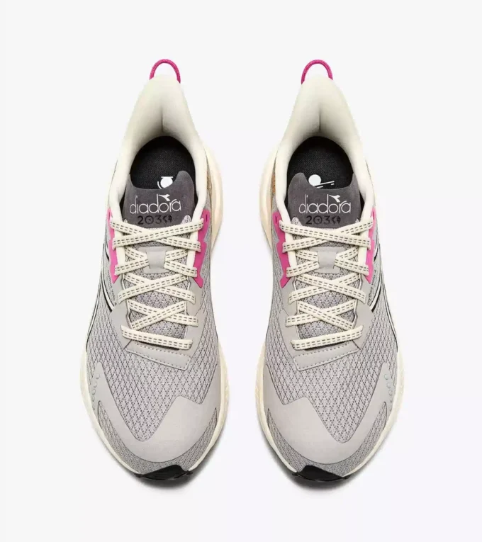 Mythos Blushield Volo 4 W 2030 Running shoe – Crafted from materials with reduced environmental impact Mythos Blushield Volo 4 W 2030 Running shoe – Crafted from materials with reduced environmental impact