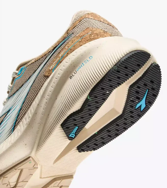 Mythos Blushield Volo 5 W 2030 Running shoe with a lower environmental impact – Stability and lightness