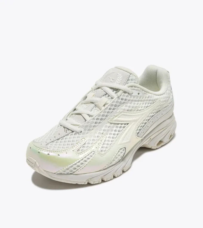 Mythos Propulsion 280 Scarab 2000s-inspired sports sneakers Mythos Propulsion 280 Scarab 2000s-inspired sports sneakers