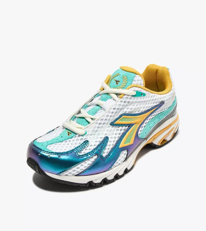 Mythos Propulsion 280 Scarab 2000s-inspired sports sneakers Mythos Propulsion 280 Scarab 2000s-inspired sports sneakers
