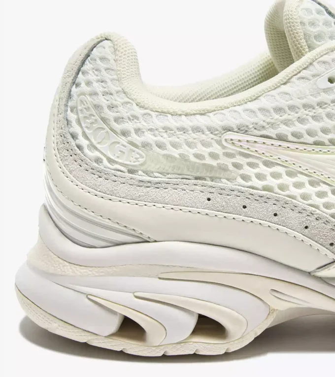Mythos Propulsion 280 Scarab 2000s-inspired sports sneakers Mythos Propulsion 280 Scarab 2000s-inspired sports sneakers